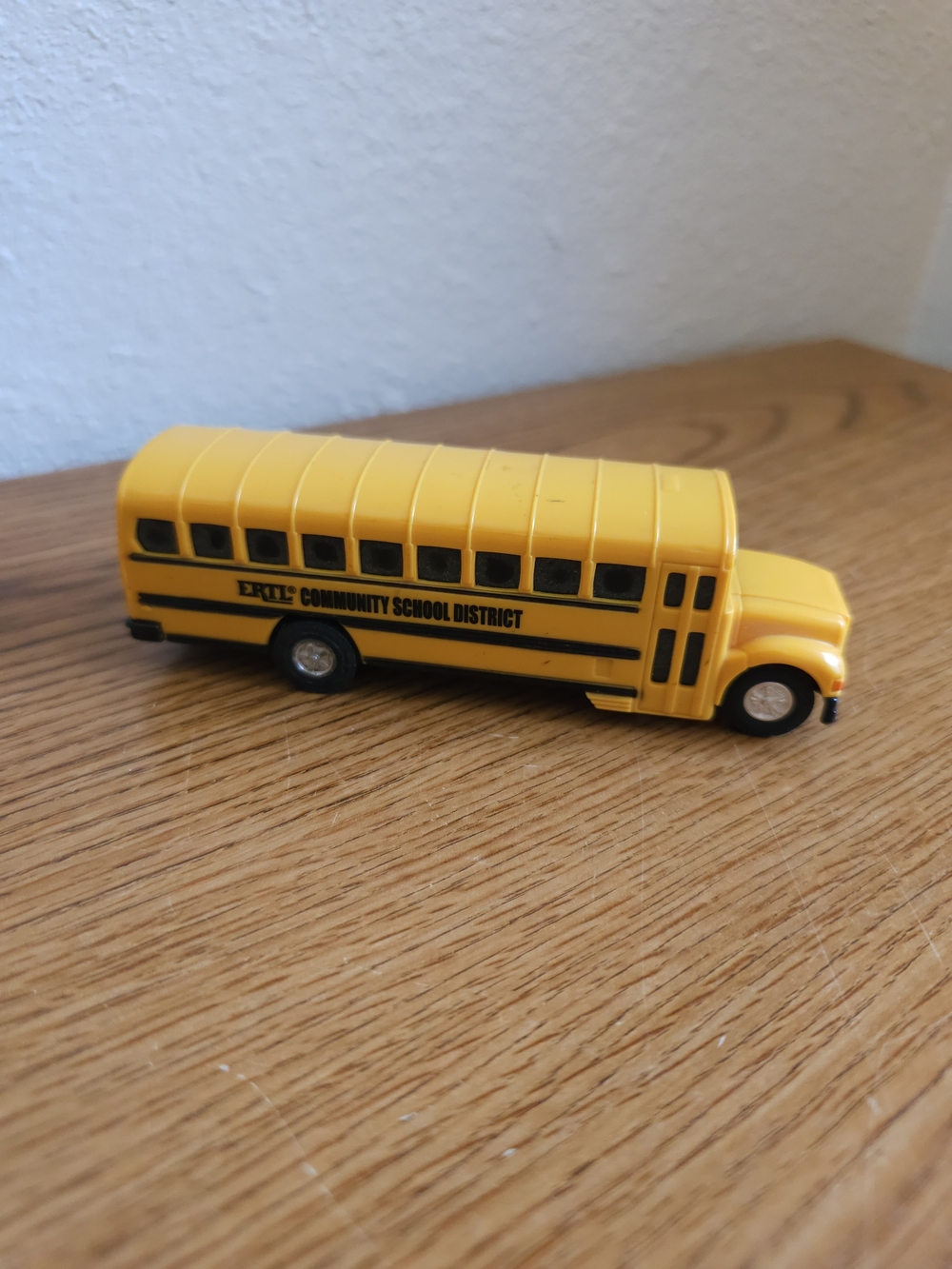 4/$10 Ertl school bus toy 5 inch